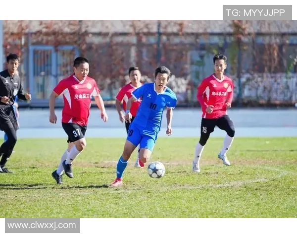 绿茵场上足球球星飞身滑铲瞬间展现力量与速度之美